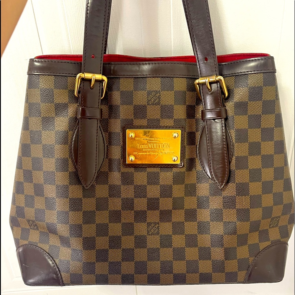 Selling this beautiful brown & blood red Louis Vuitton purse.✨